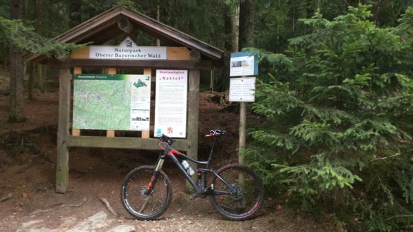 Wegweiser am Osser-Sattel